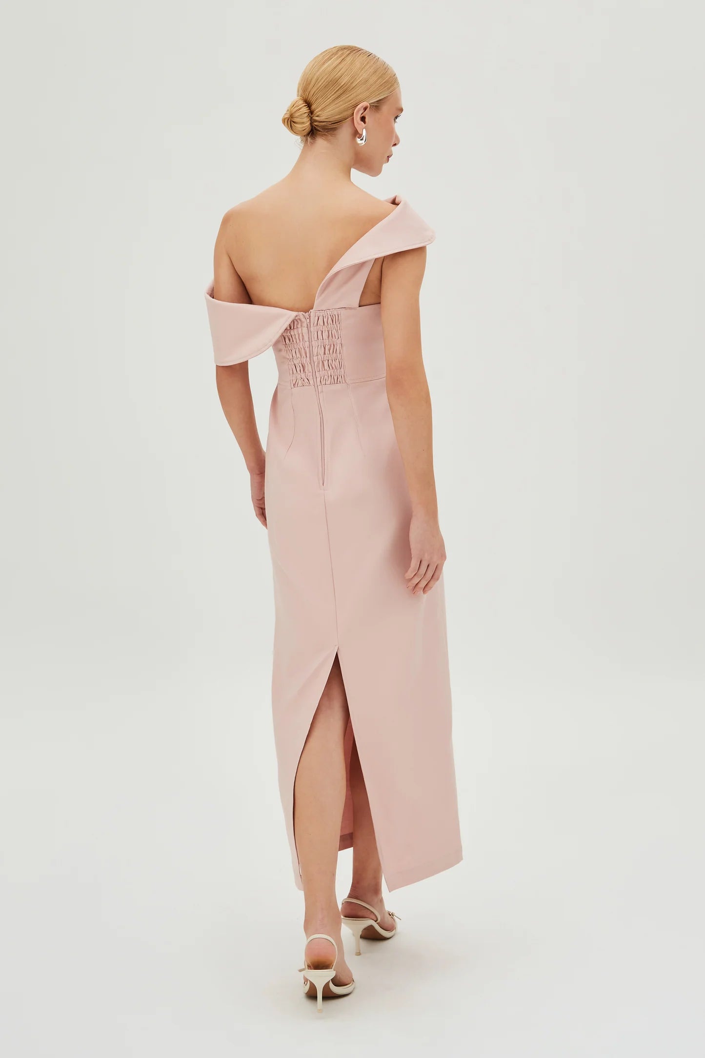 VESTIDO CON ESCOTE EN DIAGONAL