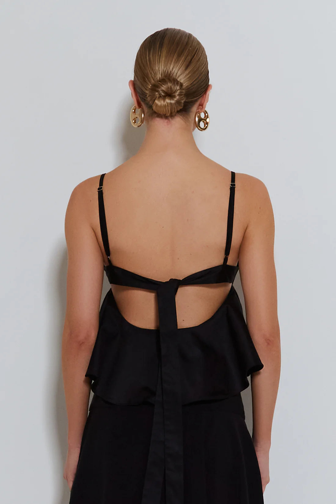 BLUSA DE ALCA ESTRUTURADA COM AMARACAO NAS COSTAS PRETO