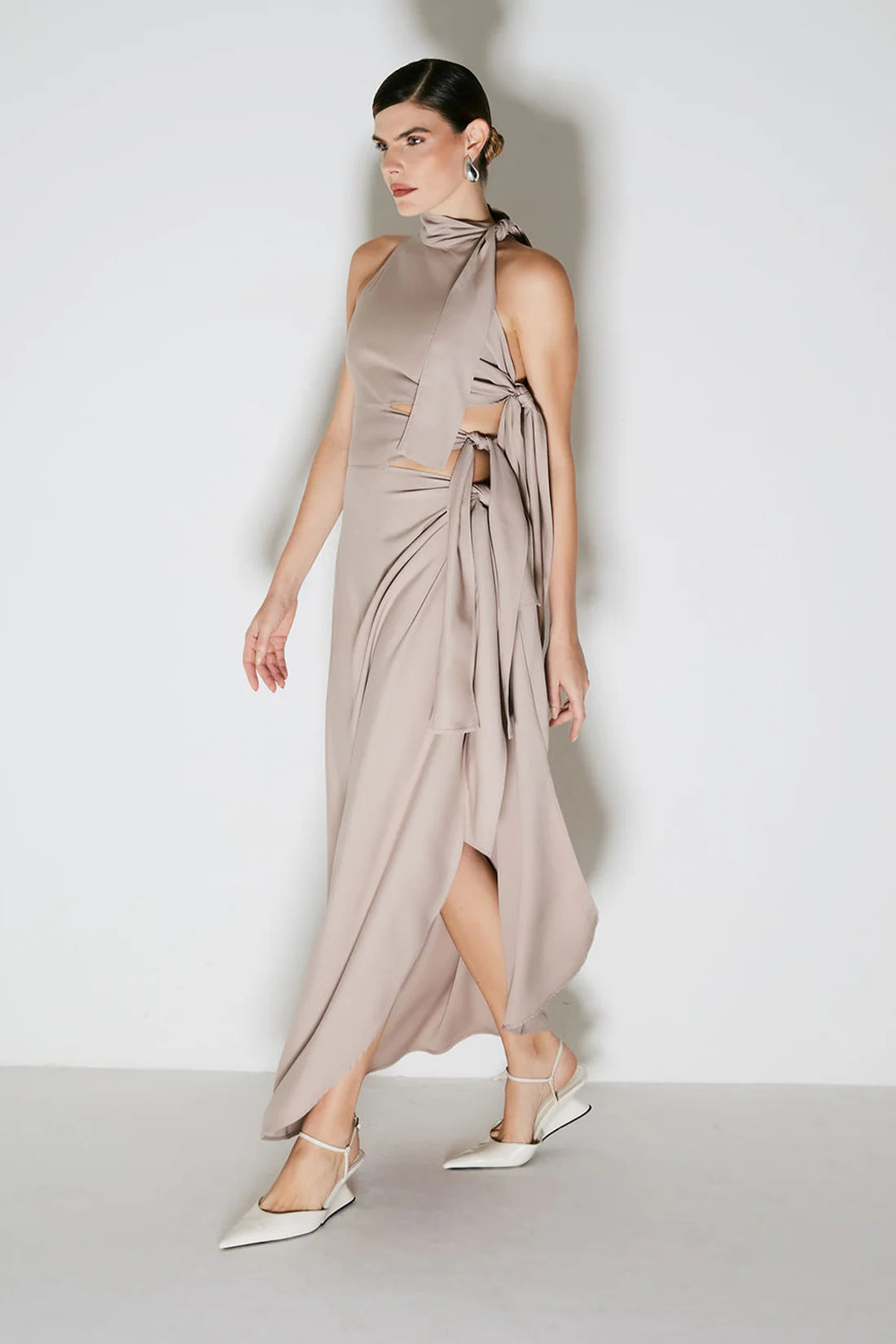 VESTIDO LONGO GOLA ALTA COM AMARRACOES LATERAIS MOCA