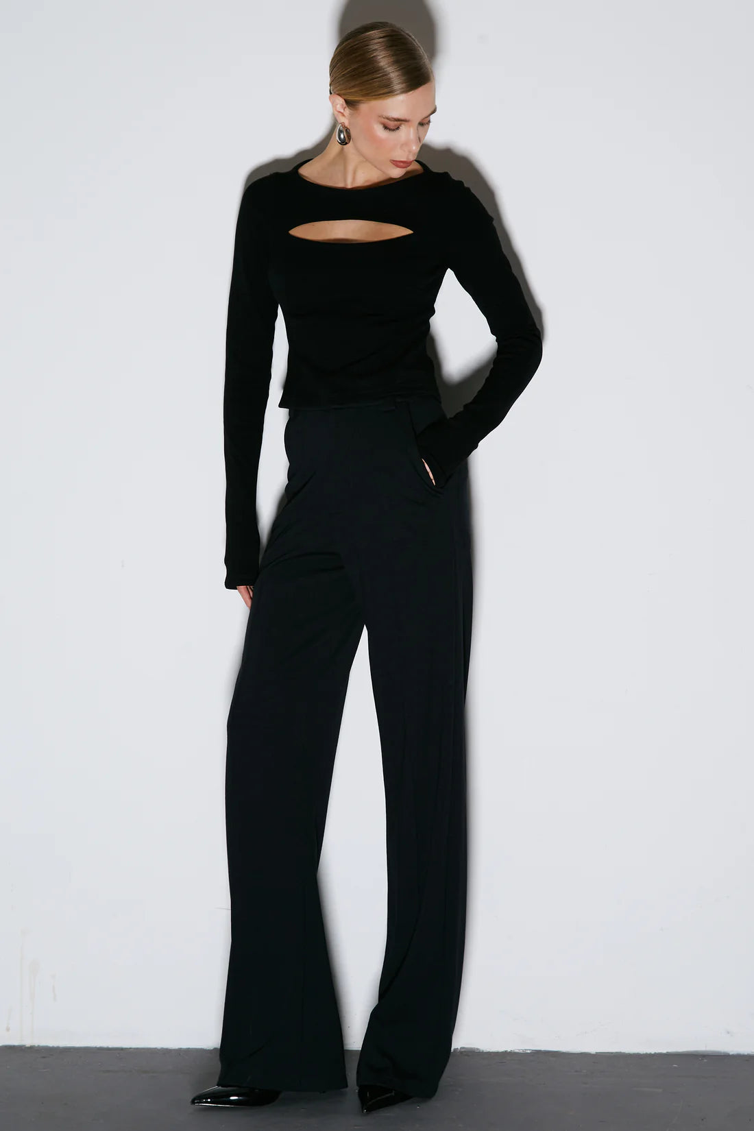 CALCA PANTALONA COM FRISOS PRETO