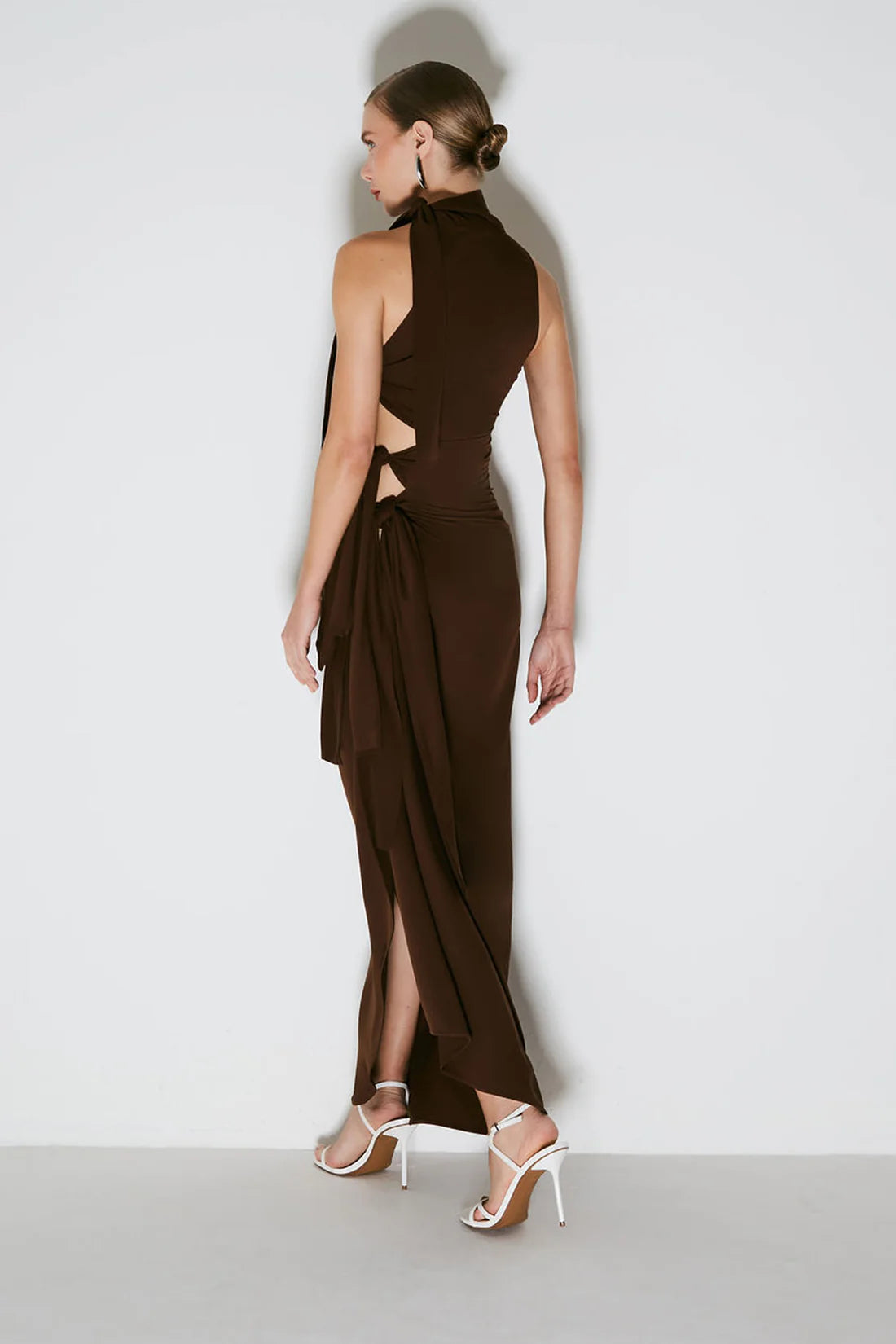 VESTIDO LONGO GOLA ALTA COM AMARRACOES LATERAIS MARROM