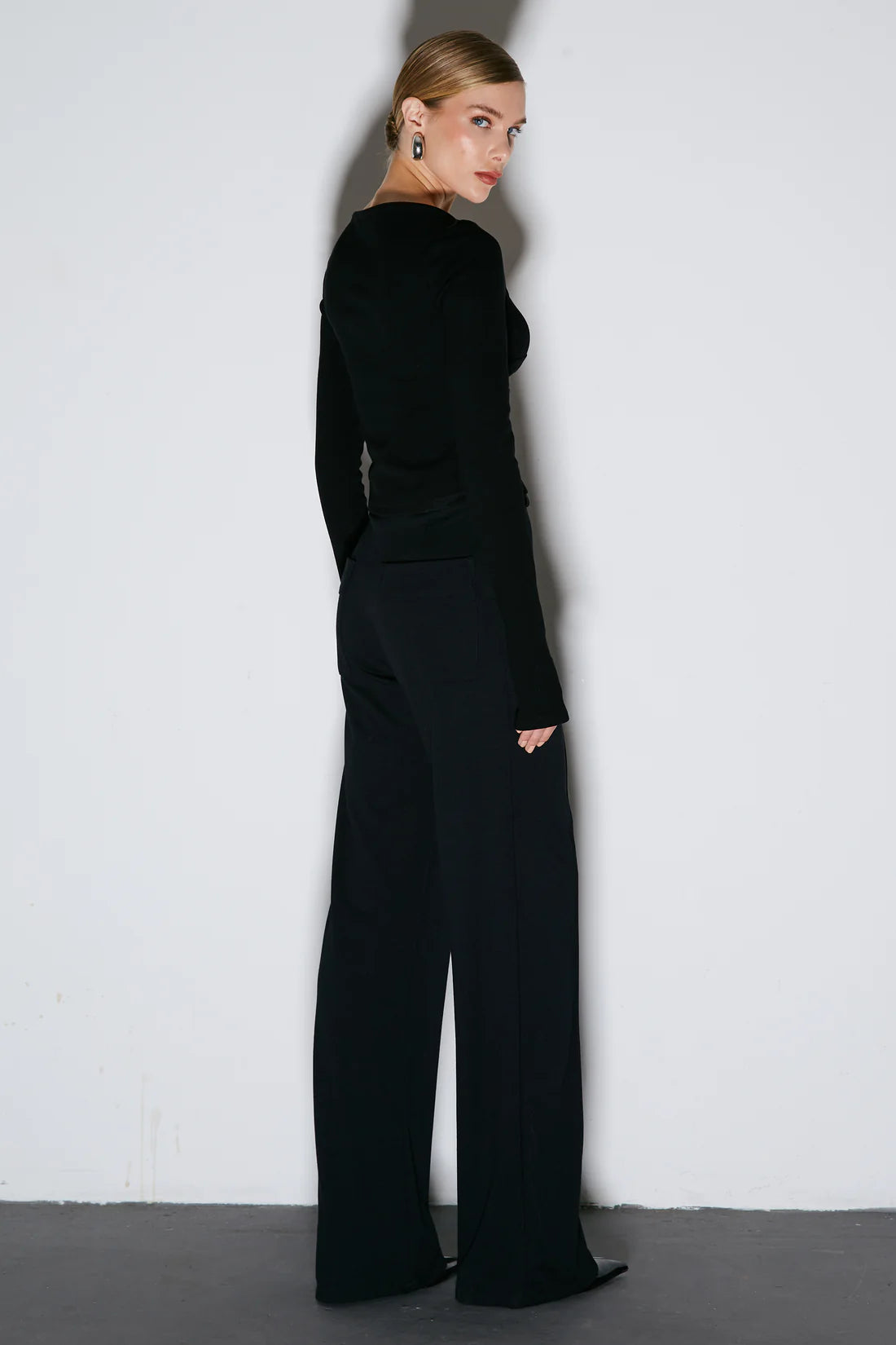 CALCA PANTALONA COM FRISOS PRETO