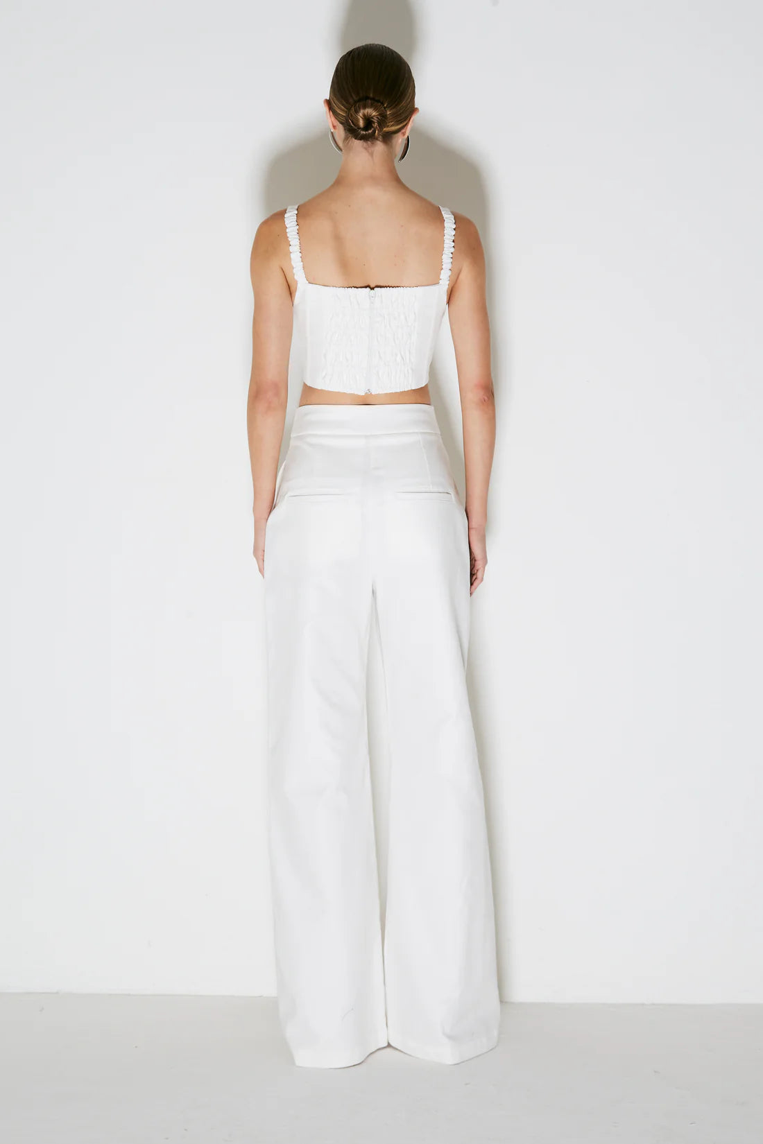 CALCA PANTALONA ESTRUTURADA COM FRISOS OFF WHITE