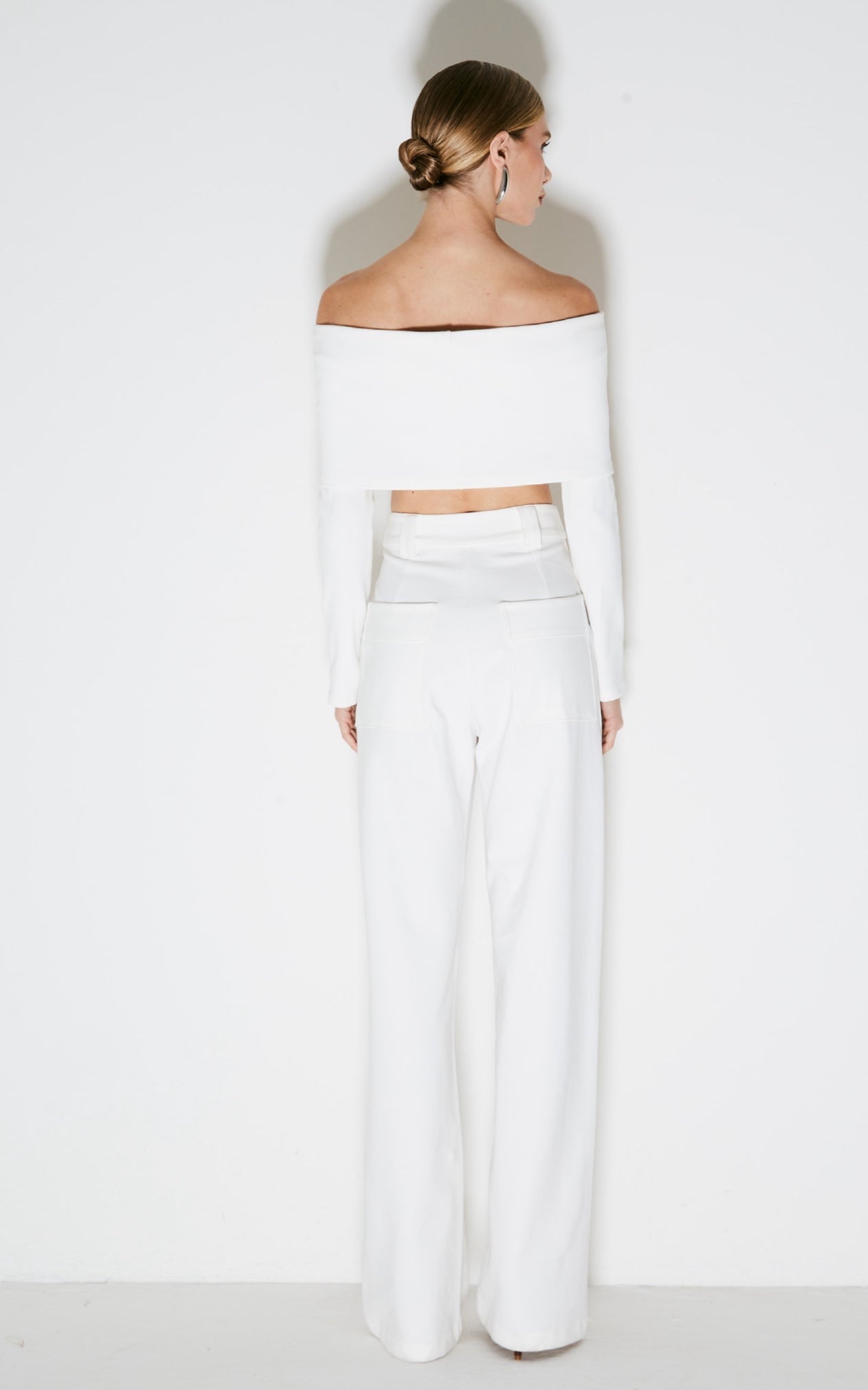 CALCA PANTALONA COM FRISOS OFF WHITE