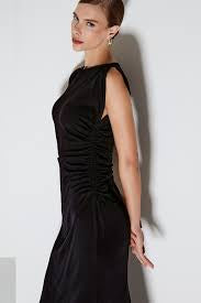 VESTIDO MIDI COM ABERTURA OMBRO DRAPEADO