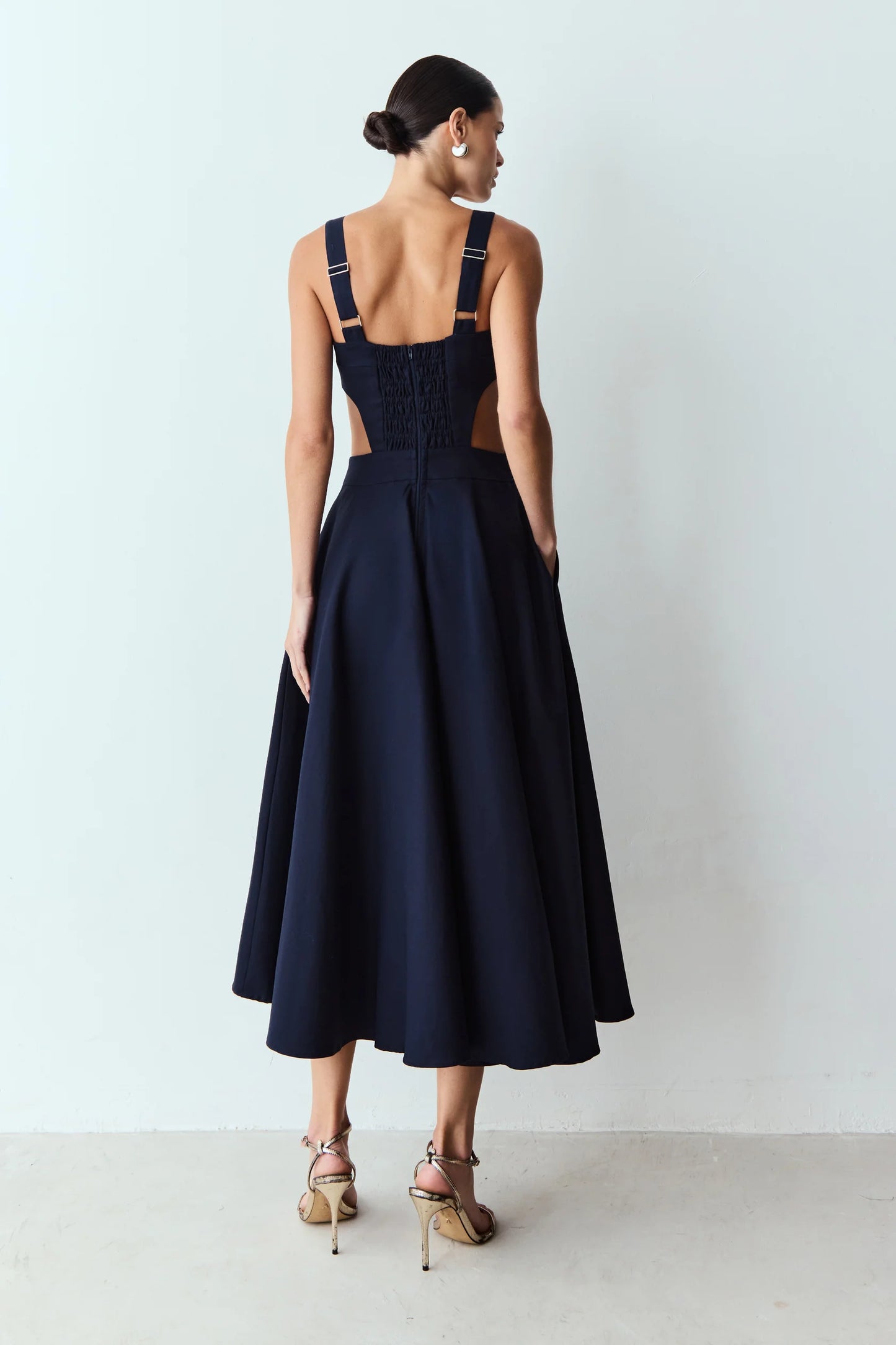 VESTIDO MIDI CON DESCOTE RECTO AZUL MARINO