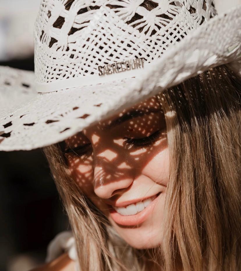 HORSE-RIDING HAT IN WHITE