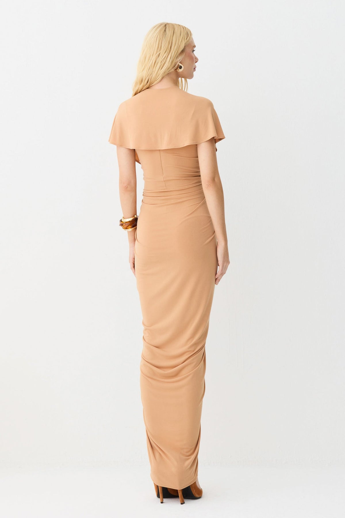 VESTIDO MIDI DECOTE V COM FRANZIDOS E VOLUME CENTRAL LARANJA PESSEGO 11674