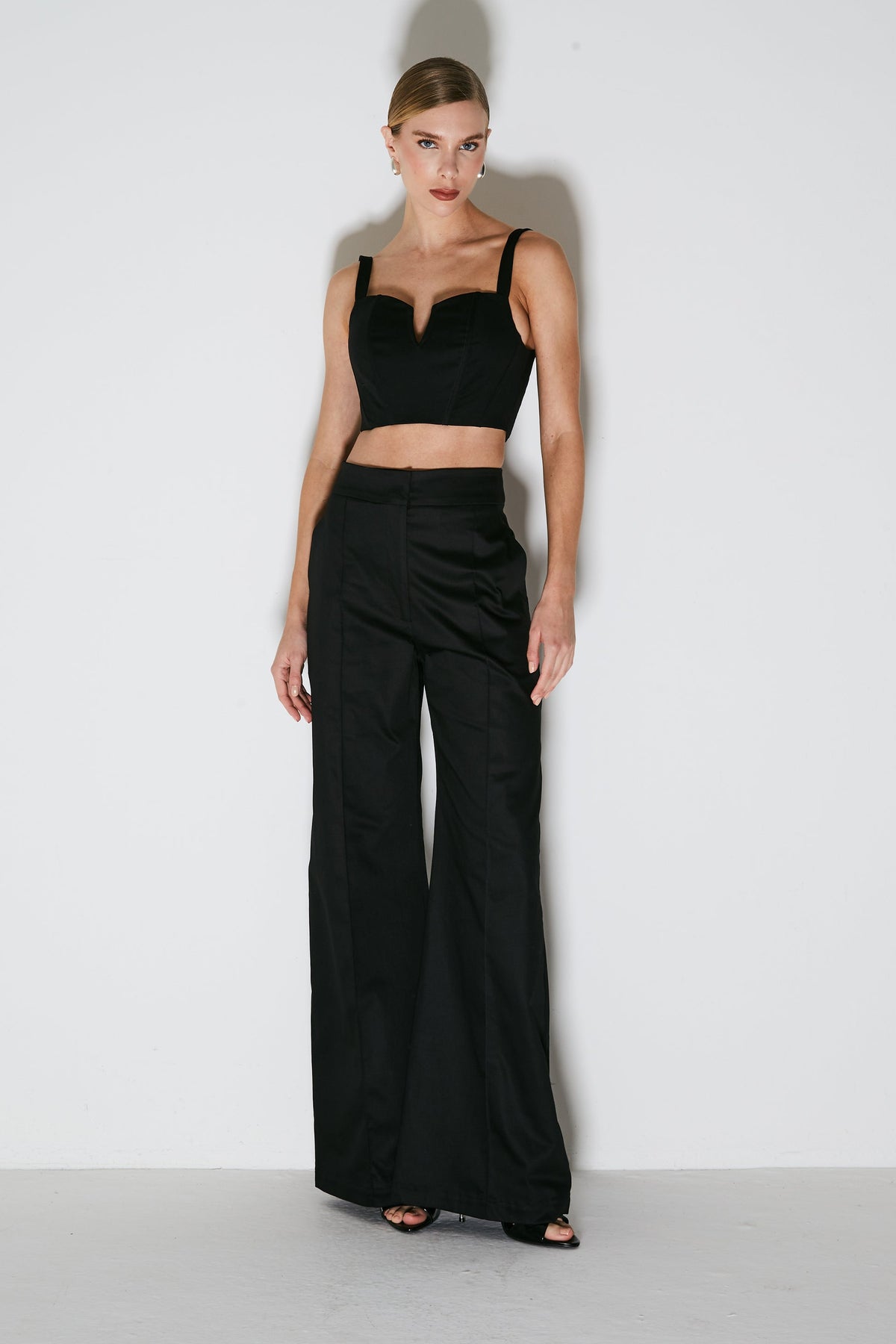 CALCA PANTALONA ESTRUCTURADA COM FRISOS PRETO 45140