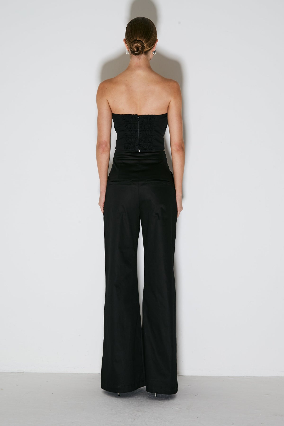 CALCA PANTALONA ESTRUCTURADA COM FRISOS PRETO 45140