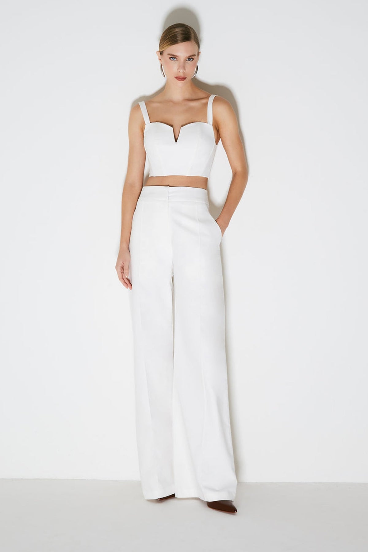 CALCA PANTALONA ESTRUCTURADA COM FRISOS OFF WHITE 45140