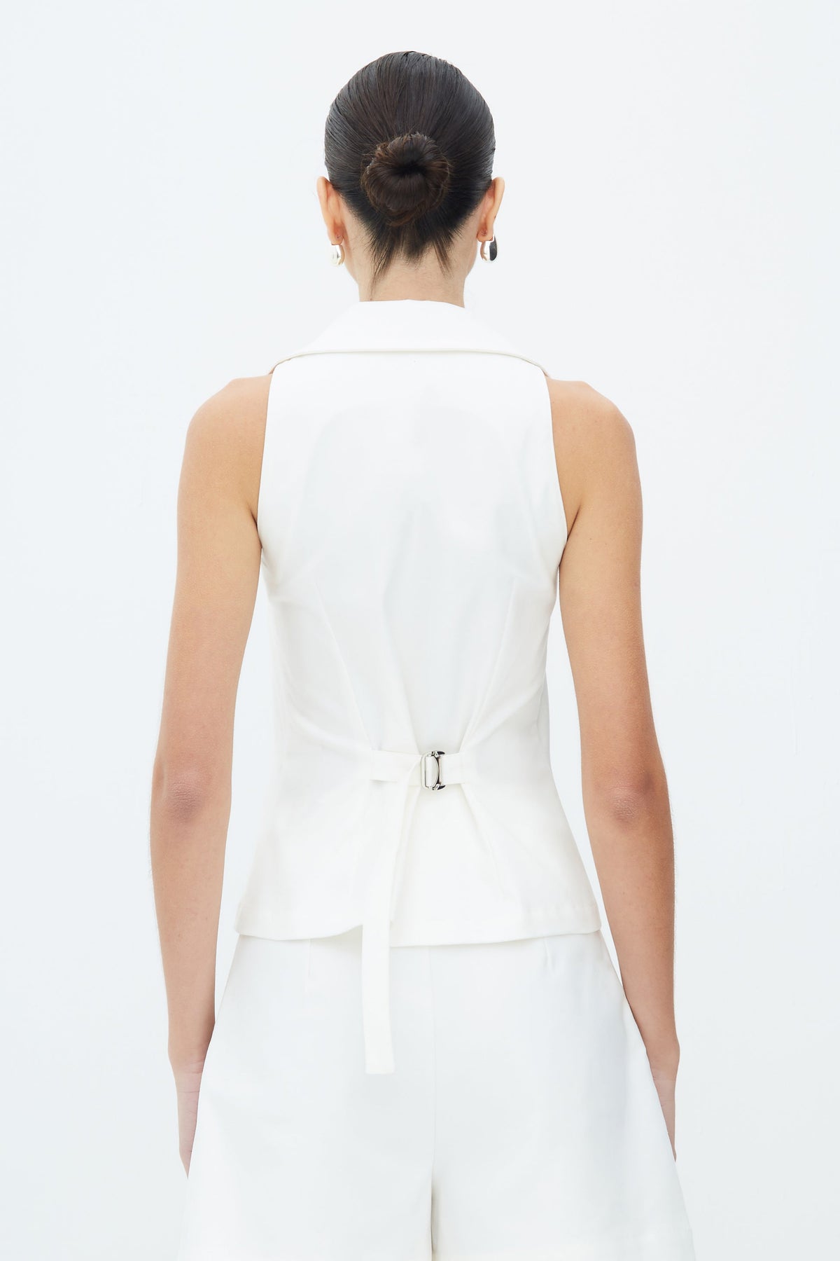 BLUSA SEM MANGA COM BOTOES FRONTAL E FIVELA COSTAS OFF WHITE 51232