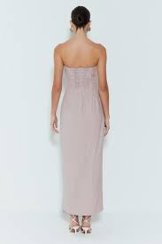 VESTIDO MIDI TOMARA QUE CAÍA COM DETALLES