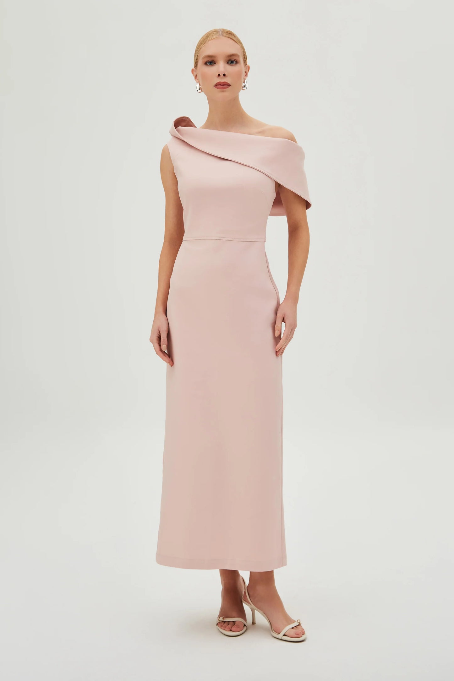 VESTIDO CON ESCOTE EN DIAGONAL