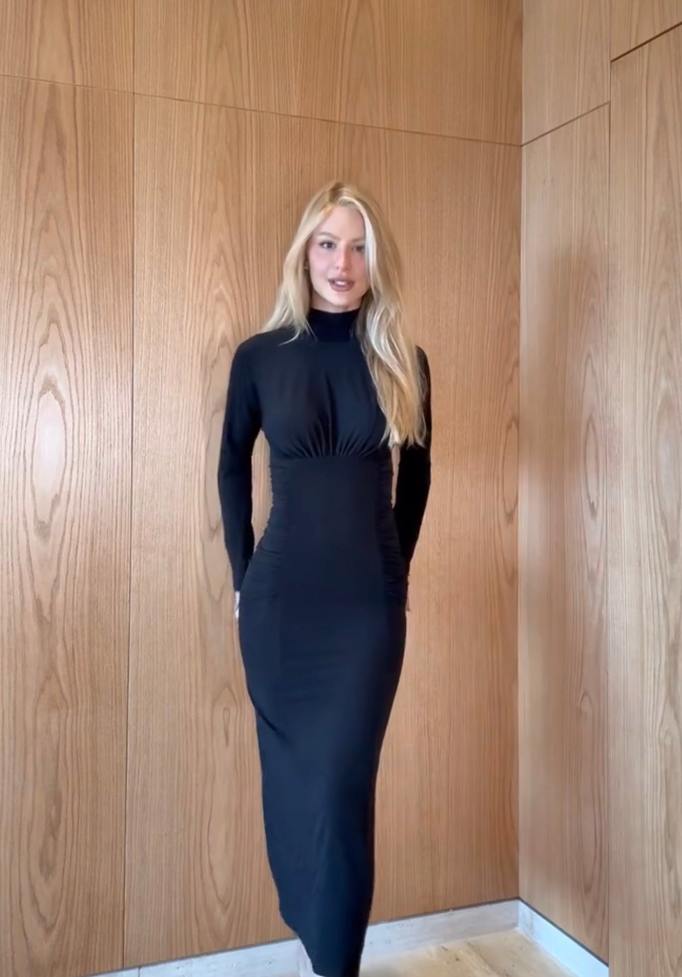 VESTIDO MIDI GOLA ALTA FRANZIDOS LATERALES PRETO