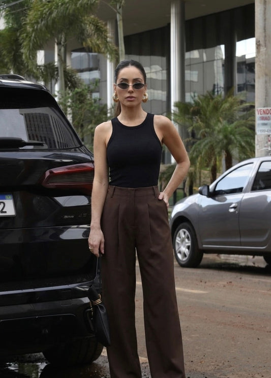 CALÇA BAGGY PREGA FRONTAL RECORTE V COSTAS MARRON DARK
