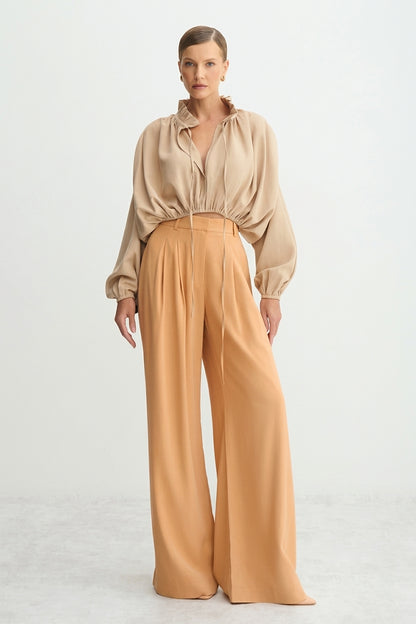 BLUSA MANGA LONGA CAIMENTO BUFANTE CORPO E MANGA BEIGE