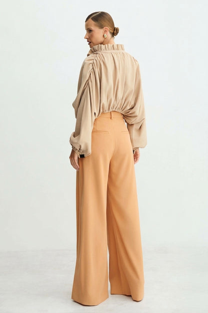BLUSA MANGA LONGA CAIMENTO BUFANTE CORPO E MANGA BEIGE