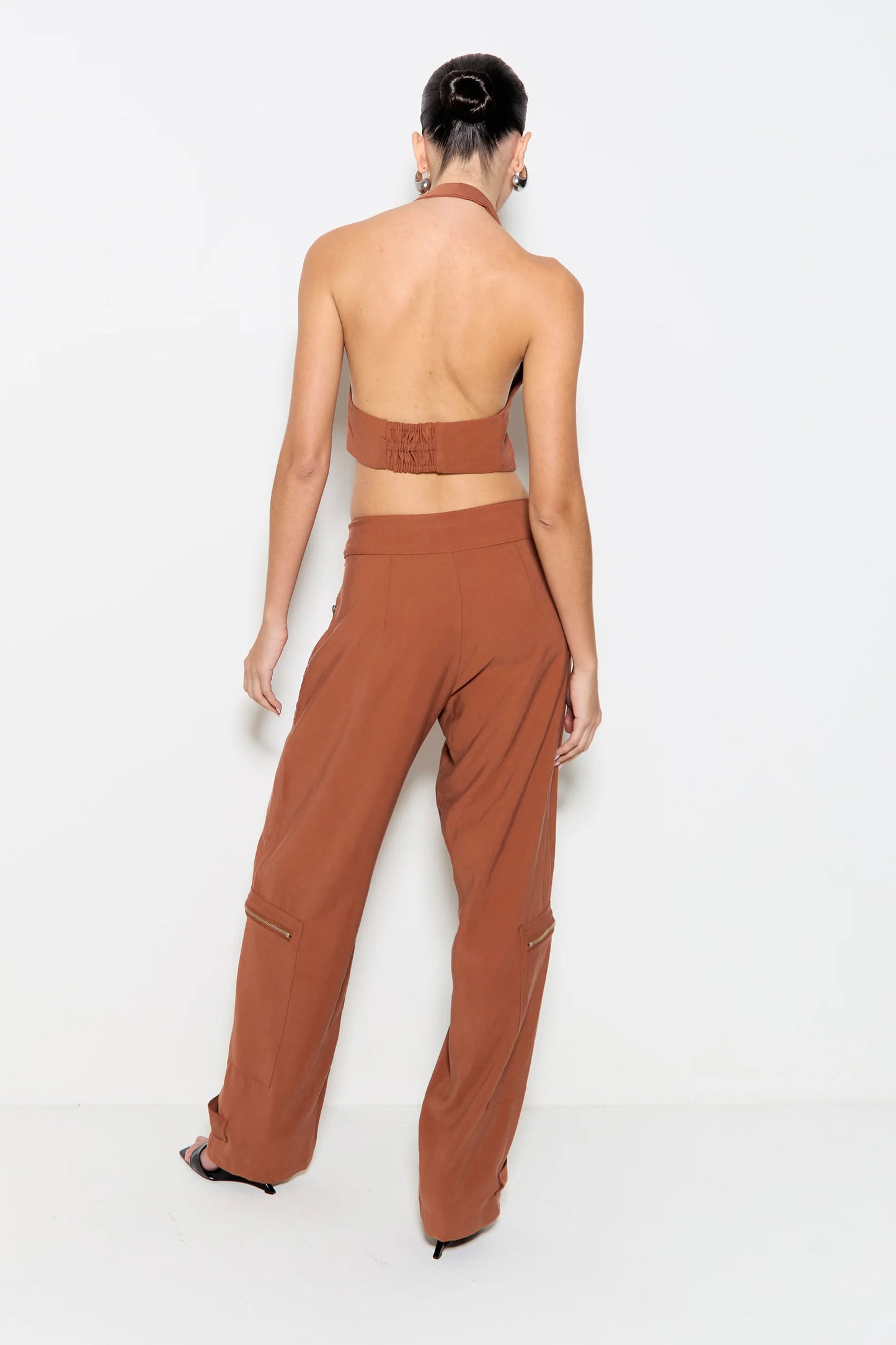BLUSA FRENTE UNICA COM ZIPER FRONTAL MARROM CANELA