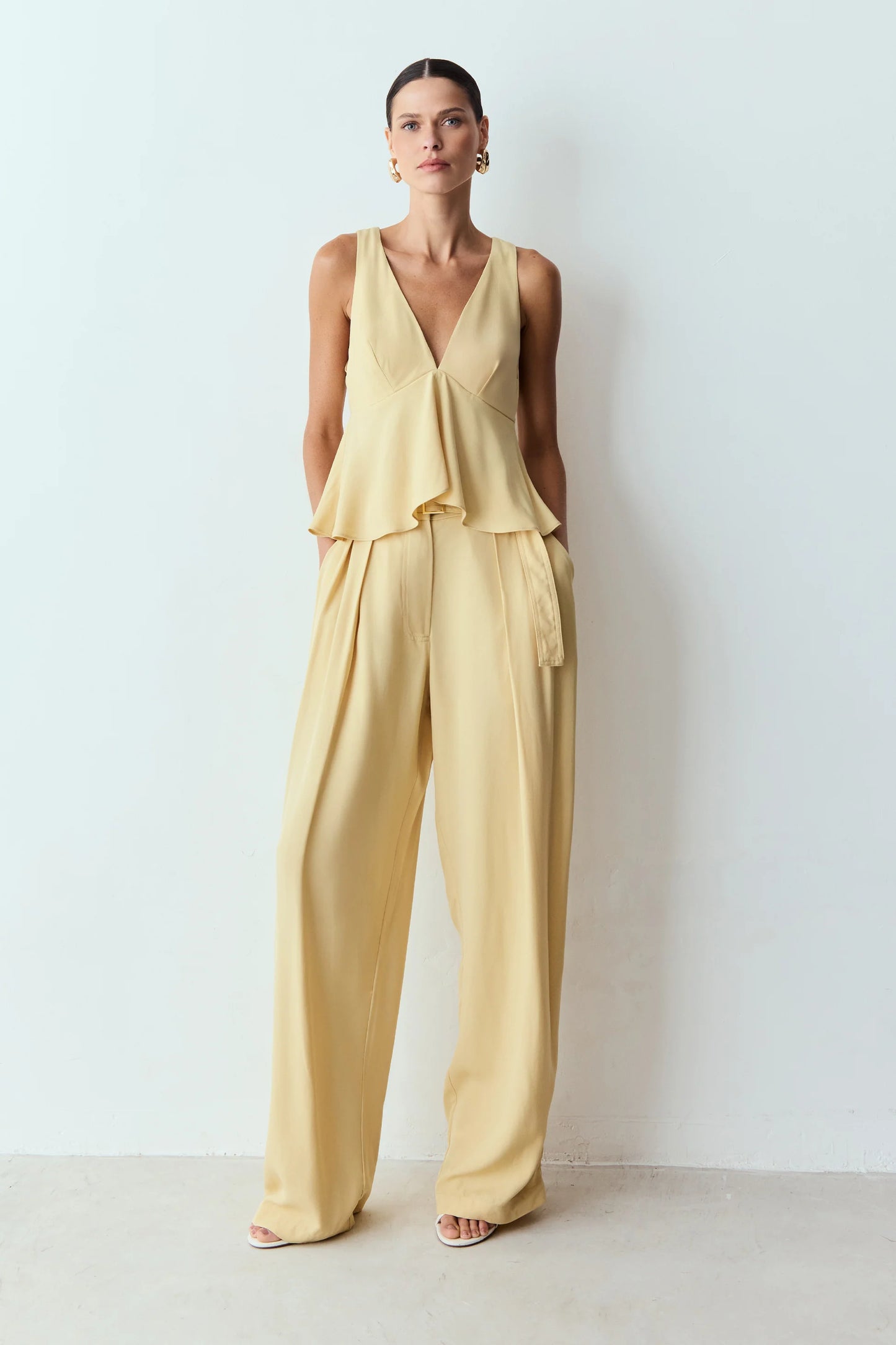 SET COM TOP ESCOTE EN V Y PANTALÓN CON CORREA