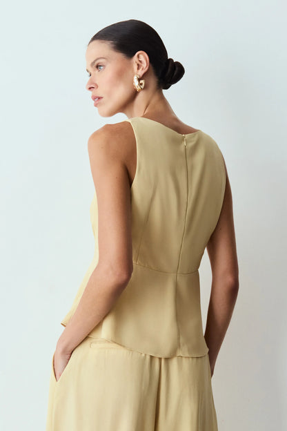 SET COM TOP ESCOTE EN V Y PANTALÓN CON CORREA