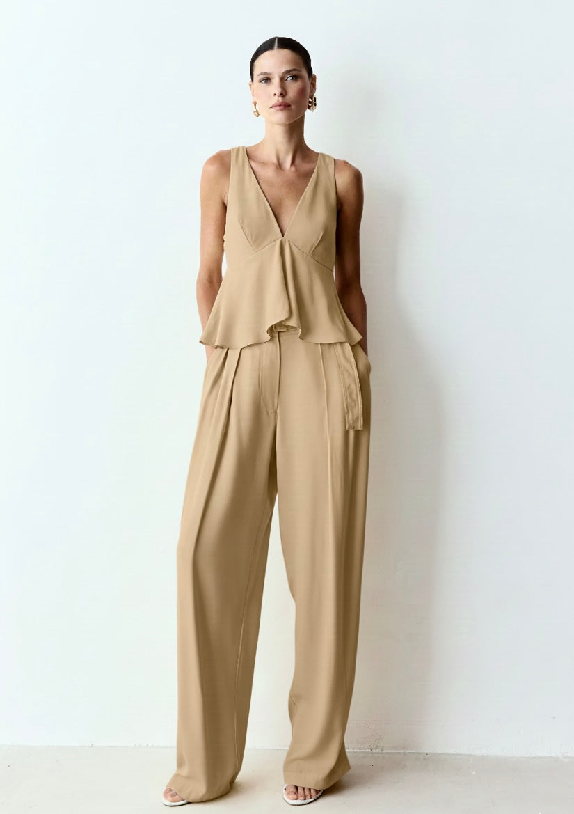 SET COM TOP ESCOTE EN V Y PANTALÓN CON CORREA