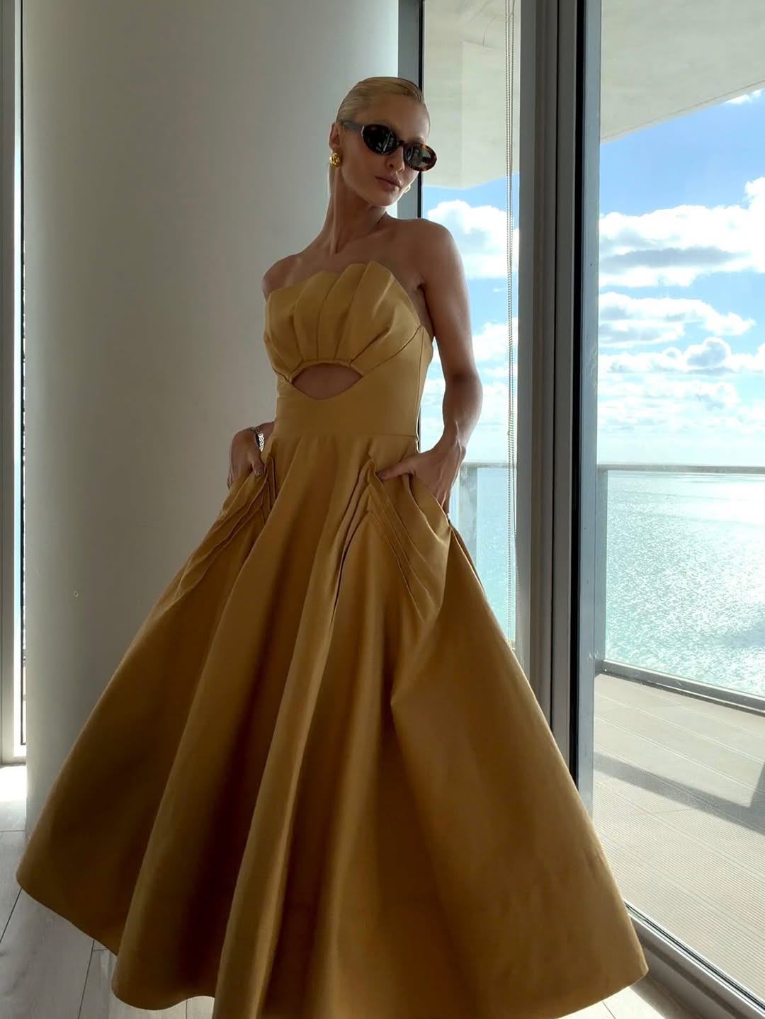 VESTIDO MIDI SOBREPOSICADO ESTRUCTURADA