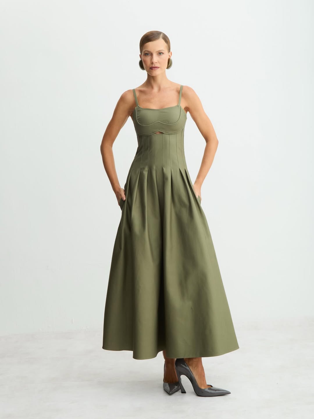 VESTIDO ACINTURADO PREGA SAIA VERDE MILITAR