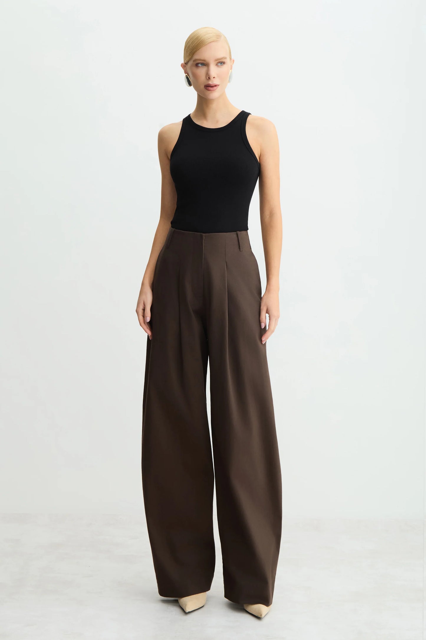 CALÇA BAGGY PREGA FRONTAL RECORTE V COSTAS MARRON DARK
