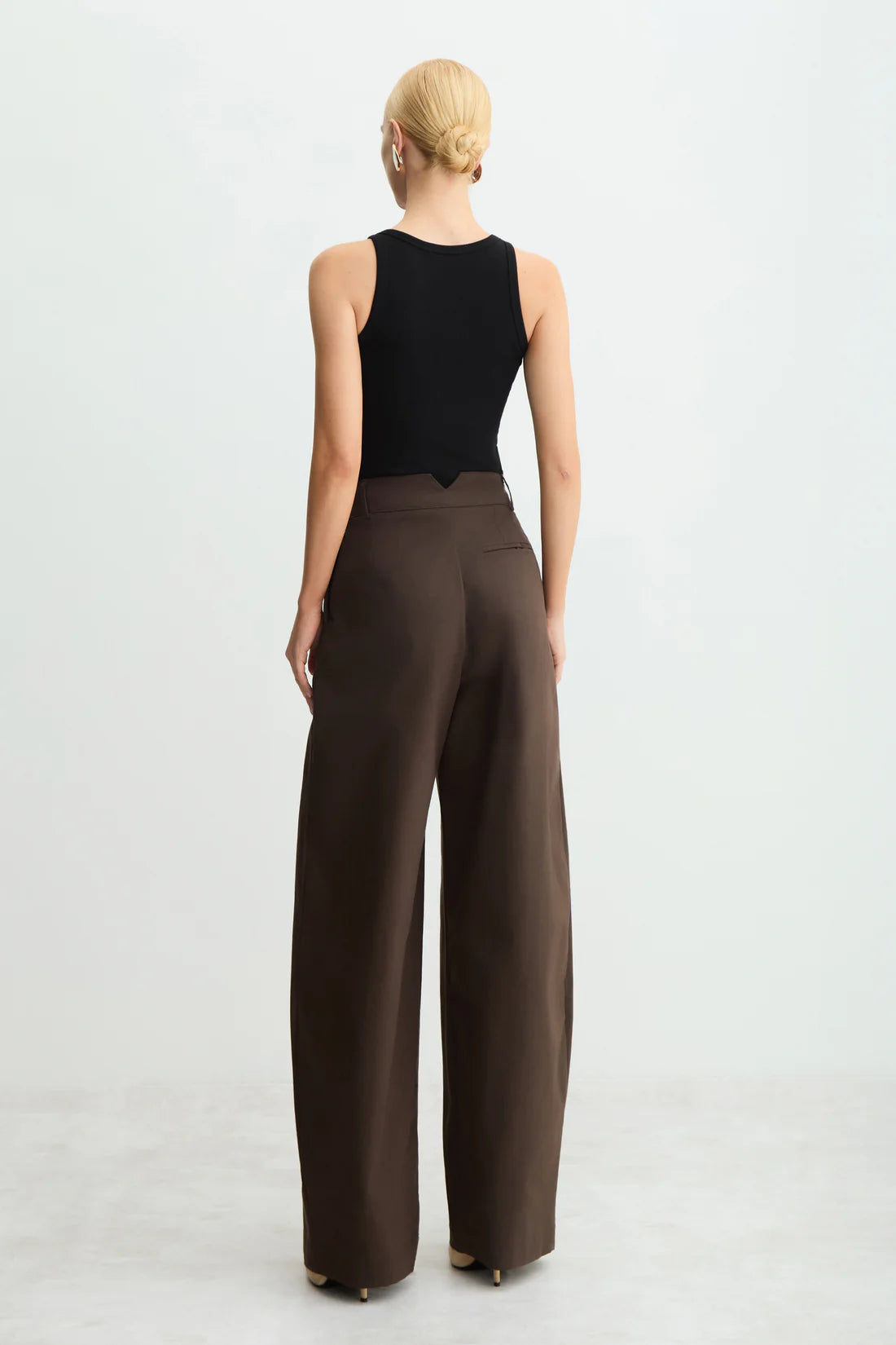 CALÇA BAGGY PREGA FRONTAL RECORTE V COSTAS MARRON DARK