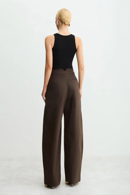 CALÇA BAGGY PREGA FRONTAL RECORTE V COSTAS MARRON DARK