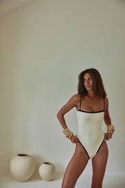 I'M WHITE STRAIGHT ONE PIECE